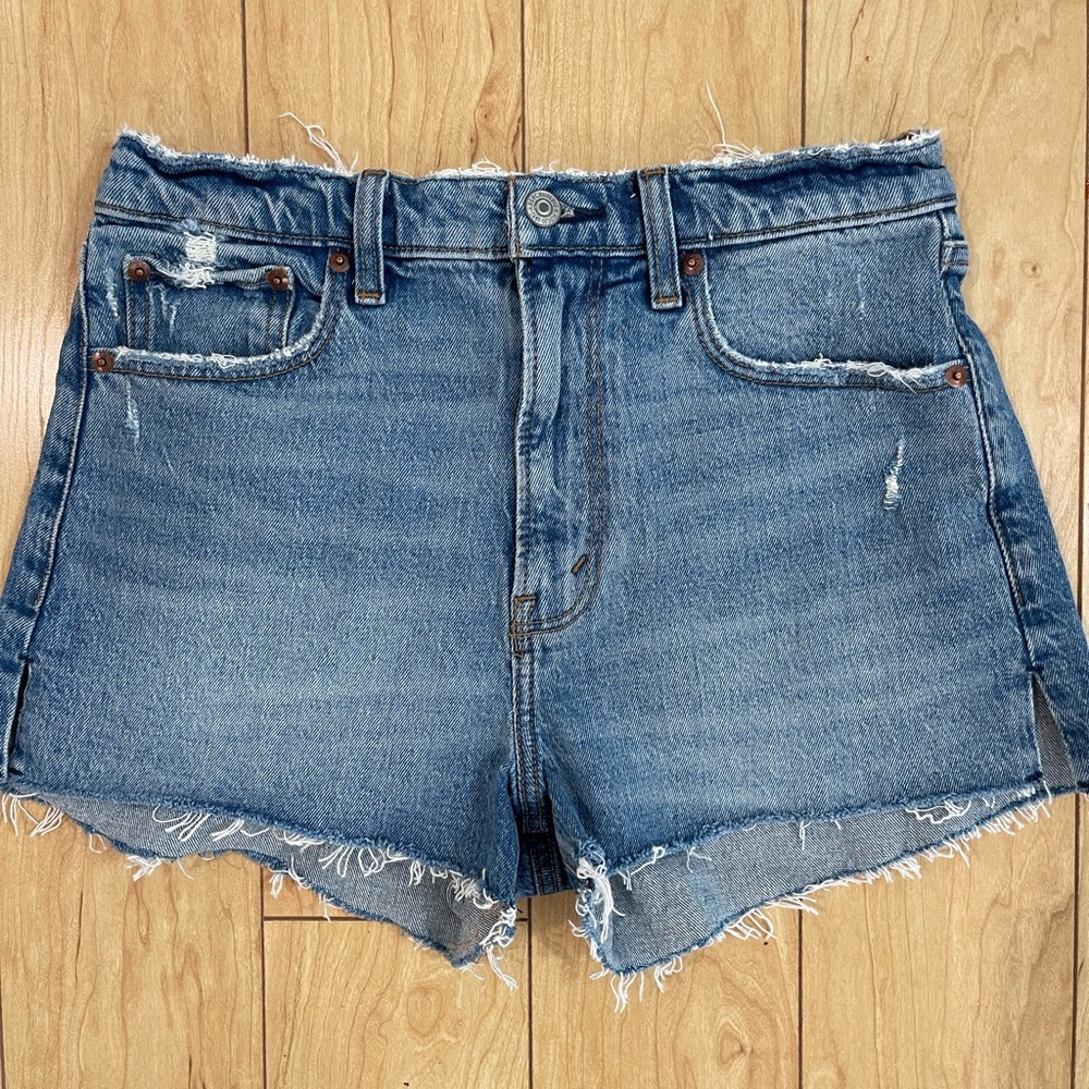 NWOT!! ABERCROMBIE THE MOM SHORT! HIGH RISE! SIZE 4